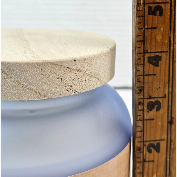 New Soothing Sea Scented Candle 15 Oz Blue Frosted Glass Wooden Lid Relaxation - Picture 8 of 8